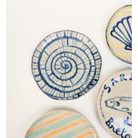 Kleine Blaue Spiraluntertasse Aus Glasiertem Steingut, Handgefertigte Und Handbemalte Keramik, Einzelstück von mumuinparis