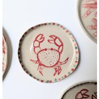 Kleine Krabben-Untertasse Aus Glasiertem Steingut, Handbemalte Keramik Kleine Krabben-Untertasse Aus Glasiertem Steingut, Handbemalte Keramik von mumuinparis