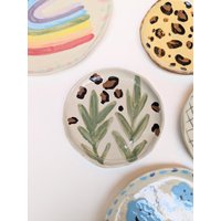 Kleine Untertasse Mit Laub - Und Leopardenmotiven Aus Glasiertem Steingut, Handgefertigte Handbemalte Keramik Im Dschungelstil, Einzelstück von mumuinparis