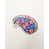 Mini-Keramikbecken in Bohnenform, Entleerungsschale, Glasiertes Steinzeug, Handgefertigtes Einzelstück, Dunkelblaues Modell von mumuinparis