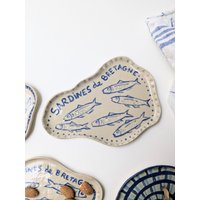 Schale, Tablett Mit Blauen Sardinen Aus Der Bretagne Handgefertigter Keramik, Handbemalt Und Bemalt, Einzelstück von mumuinparis