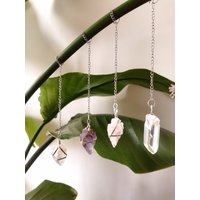 Pflanzenschmuck Pflanzendeko Deko Edelstein Heilstein Pendel Edelsteinpendel Kristallpendel Bergkristallpendel Quarz Silber Schmuck von murmelnimkopf