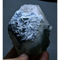 394 Gramm Vorobyevit Beryll Rosterit Kristalle Cluster Auf Quarz Kristall Matrix von mussaminerals