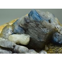 824 Gramm Seltener Fluoreszierender Afghanit Mit Wernerit-Scapolit Auf Matrix von mussaminerals