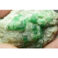 89 Karat Naturgrüne Smaragd Kristalle Auf Matrix Aus Swat Pakistan von mussaminerals