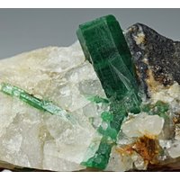 Hochwertige Tiefgrüne Farbe Natürlicher Smaragd Kristall Auf Quarz Matrix 153 Crt von mussaminerals