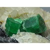Natürliche Grüne Farbe Smaragd Kristalle Auf Quarz Matrix 194 Gramm von mussaminerals
