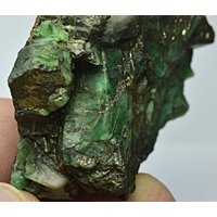 Natürlicher Einzigartiger Smaragdkristall Mit Pyrit Auf Smaragd Matrix 246 Karat von mussaminerals
