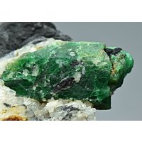 Natürlicher Smaragd Kristall Auf Wunderschöner Schwarz Weißer Matrix 62 Gramm von mussaminerals
