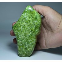 Natürlicher Wunderschöner Selbstständer Grün Farbe Tremolit Trommelstein 718 Gramm von mussaminerals