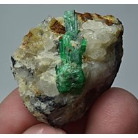 Natur Grün Farbe Smaragd Kristall Auf Quarz Matrix 85 Karat von mussaminerals