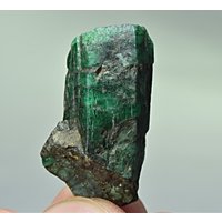 Naturgrüne Farbe Unikat Smaragd Kristall Kombiniert Mit Pyrit 40 Karat von mussaminerals