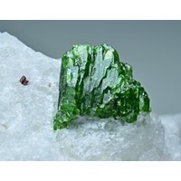 Seltene Grüne Farbe Pargasit Kristall Exemplar Mit Unbekannten Roten Mineral 116 Gramm von mussaminerals