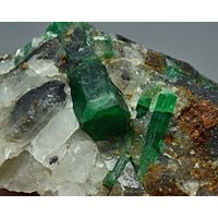 Top Qualität Deep Green Farbe Natur Smaragd Kristall Auf Quarz Matrix 42 Gramm von mussaminerals