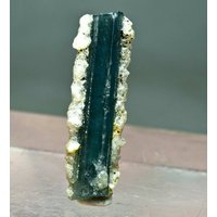 Unqiue 5 Karat Natürlicher Turmalin Kristall Mit Einer Seite Von Quarz Bedeckt von mussaminerals
