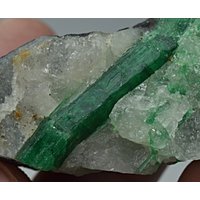 Wow Aesthetic Natural Top Grün Farbe Smaragd Kristall Auf Quarz Matrix 215 Karat von mussaminerals
