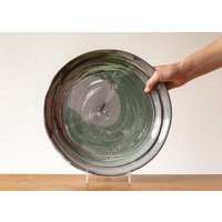 Große Handgemachte Japandi Inspirierte Keramik Servierplatte Mit Grüner Pinsel Dekoration von mwrightceramics