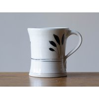 Handgefertigte Keramik-Tasse Mit Blatt-Dekoration #3 von mwrightceramics