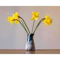 Kleine Handgefertigte Japandi Inspirierte Blaue Und Weiße Keramikvase Kleine Handgefertigte Japandi Inspirierte Blaue Und Weiße Keramikvase von mwrightceramics