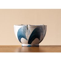Kleine Weiße Handgemachte Keramikschüssel Mit Gebürsteter Blauer Dekoration # 1, Schüssel Im Japandi-stil von mwrightceramics