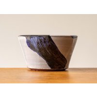 Kleine Blaue Und Weiße Keramik Schale Im Japandi Stil von mwrightceramics