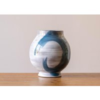 Kleine Weiße Japandi Inspirierte Handgemachte Keramik Mondglas Oder Vase Mit Blauer Dekoration Kleine Weiße Japandi Inspirierte Handgemachte Keramik Mondglas Oder Vase Mit Blauer Dekoration von mwrightceramics