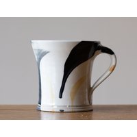 Weiße Handgemachte Keramik Tasse Mit Schwarz Und Gelb Gebürstet Dekoration von mwrightceramics