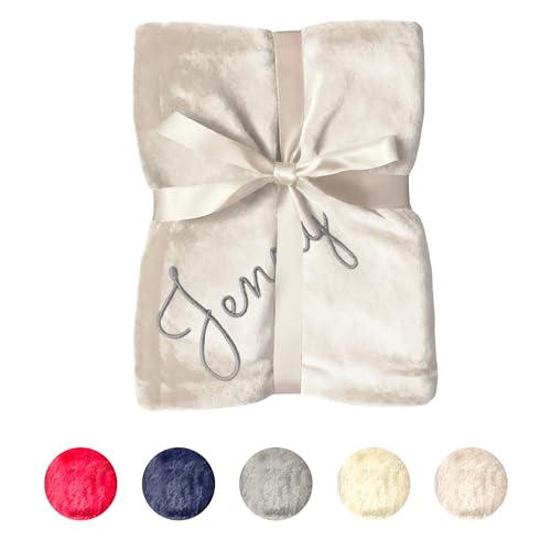 my STITCHERY Decke mit Namen oder Wunschtext Bestickt - Personalisierte Kuscheldecke aus weichem Polyester Microfleece als außergewöhnliche Geschenkidee (Beige, 200 x 150 cm) von my STITCHERY