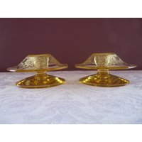 Fostoria Topaz Gelb Elegantes Glas Geätzt in Den Juni Muster 1930Er Jahre Paar Kerzenhalter Im Pilzstil Set ... Hervorragender Zustand von mySERENDIPITYresales