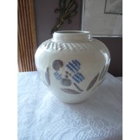 Schöne Hochglasur Rookwood 1945 Art Pottery Moderne Weiße Vase ... Raise Handbemalte Blumen Und Blätter von mySERENDIPITYresales