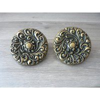Vintage Verzierte Messing Akzent Schrauben - Möbelbeschläge | Paar Vintage Verzierte Messing Akzent Schrauben - Möbelbeschläge | Paar von myTreasureNook