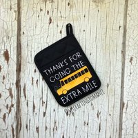 Busfahrer Geschenk - Pocket Pot Holder Danke, Dass Sie Die Extrameile Gehen Erhältlich in Schwarz, Grün, Rot, Türkis Und Grau von mycraftingromance