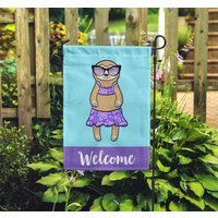 Sloth Garden Flag | Girl - Doppelseitiges Einzigartiges Faultier-Geschenk Girl von mydogismycopilot