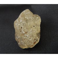 Libysche Wüste Glas Roh Meteorit Stein, Großer Sand Seeglas Goldener Tektit Stein. | Größe 30x22x18 Mm | Gewicht 14, 4 Gramm von myhealingworld