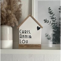 Personalisiertes Haus | Dekohaus Mit Namen Holzdach Familie Halterung Geschenk von mylittleplotterie