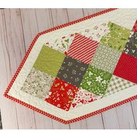 Holliberry Tischläufer Bedrucktes Muster von myreddoordesigns
