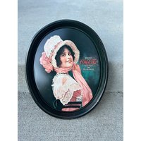 Schwarze Betty Girl 1914 Coca-Cola/Cola Dose Tablett von myreimaginedhome