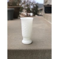 strukturierte Weiße Milchglas Vase von myreimaginedhome