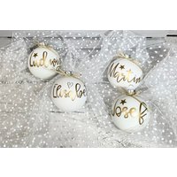 Christbaumkugeln Glaskugel Weiß Personalisiert - Weihnachtskugel Mit Stern, Herz Oder Pfotenherz Über Dem Namen von naehdesigns