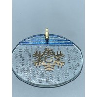 Gold Schneeflocke Mit Nuancen Von Blau Akzent & Fallenden Schnee Handgemachte Runde Glas Hängende Weihnachtsverzierung - Fenstercharme von nahanibluette
