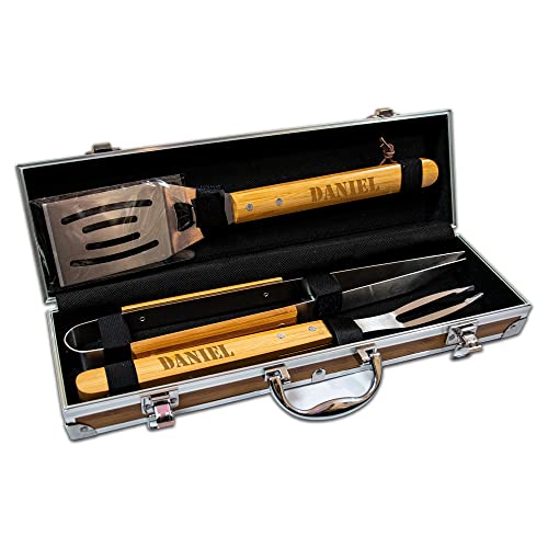 Grill BBQ Holz Set mit Namen - persönliche Gravur - 3 teilig - mit Aufbewahrungskoffer von Namenbar