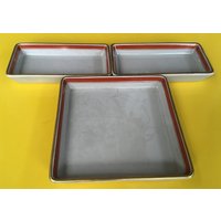 Dänemark, Royal Copenhagen Aluminia Faience, Set Aus 3 Rechteckigen Schalen Oder Tabletts, Circa 1956 von nanandpeg