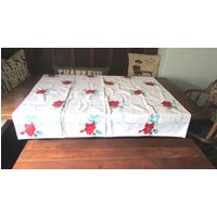 Vintage Rote Rosen Tischdecke Rot Und Weiss Mid Century Kleine 120 cm Floral von nanascottagehouse
