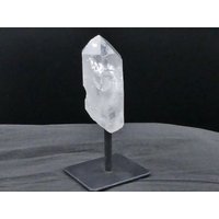 Bergkristallspitze Auf Schwarzem Metallständer Bergkristallspitze Auf Schwarzem Metallständer von naturalmysticsu