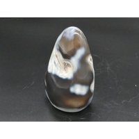 Okenit-Achat Mit Hellen Einschlüssen Und Standfläche von naturalmysticsu