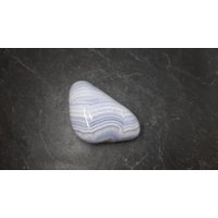 Weiß - Bläulich Gestreifter Calcedon Weiß - Bläulich Gestreifter Calcedon von naturalmysticsu