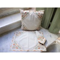 Bestickter Leinen Kissenbezug Tischset & Serviette von naxosart