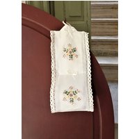 Handgemachter Bestickter Papierhalter Cottage Chic Badezimmer Dekor von naxosart