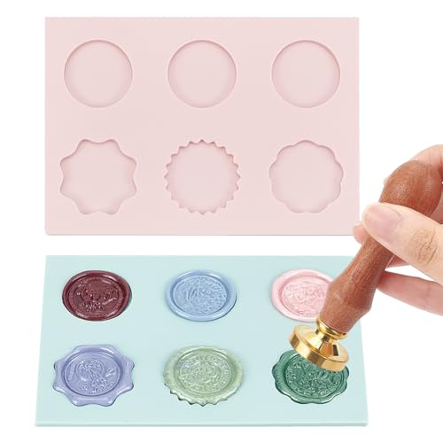 NBEADS 2 Stk. 2 Farben Wachs-Siegel-Matte, 9.5x13.4x0.4cm Wachs Siegel Silikon Matte Pad 6-Kavität Wachs-Siegel-Form für Retro Siegel Stempel Machen DIY Handwerk Selbstklebend Wachs Siegel Aufkleber NBEADS 2 Stk. 2 Farben Wachs-Siegel-Matte, 9.5x13.4x0.4cm Wachs Siegel Silikon Matte Pad 6-Kavität Wachs-Siegel-Form für Retro Siegel Stempel Machen DIY Handwerk Selbstklebend Wachs Siegel Aufkleber von nbeads