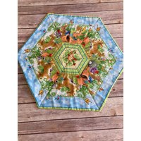 Gesteppte Tischdecke Mit Gartenhasen, Gesteppter Tischläufer Hasenmotiven, Sommer von needfulsBYnella